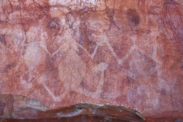 明るい黄白色の人物